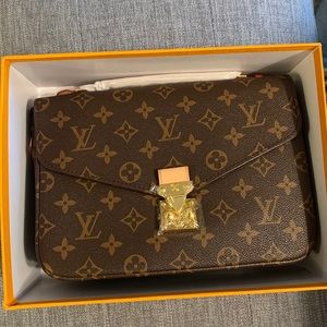 Purse with crossbody strap!